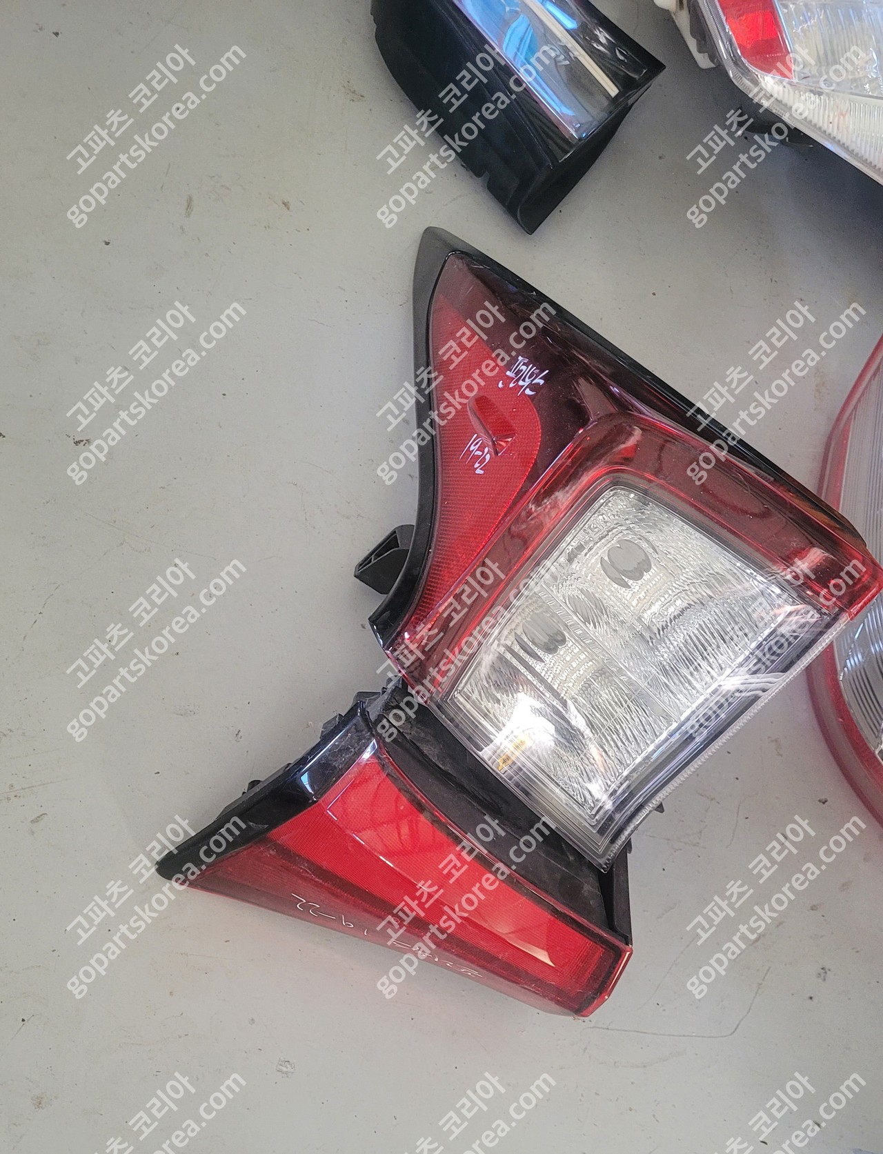 토요타 프리우스 테일램프 운전석 상단 사진 2