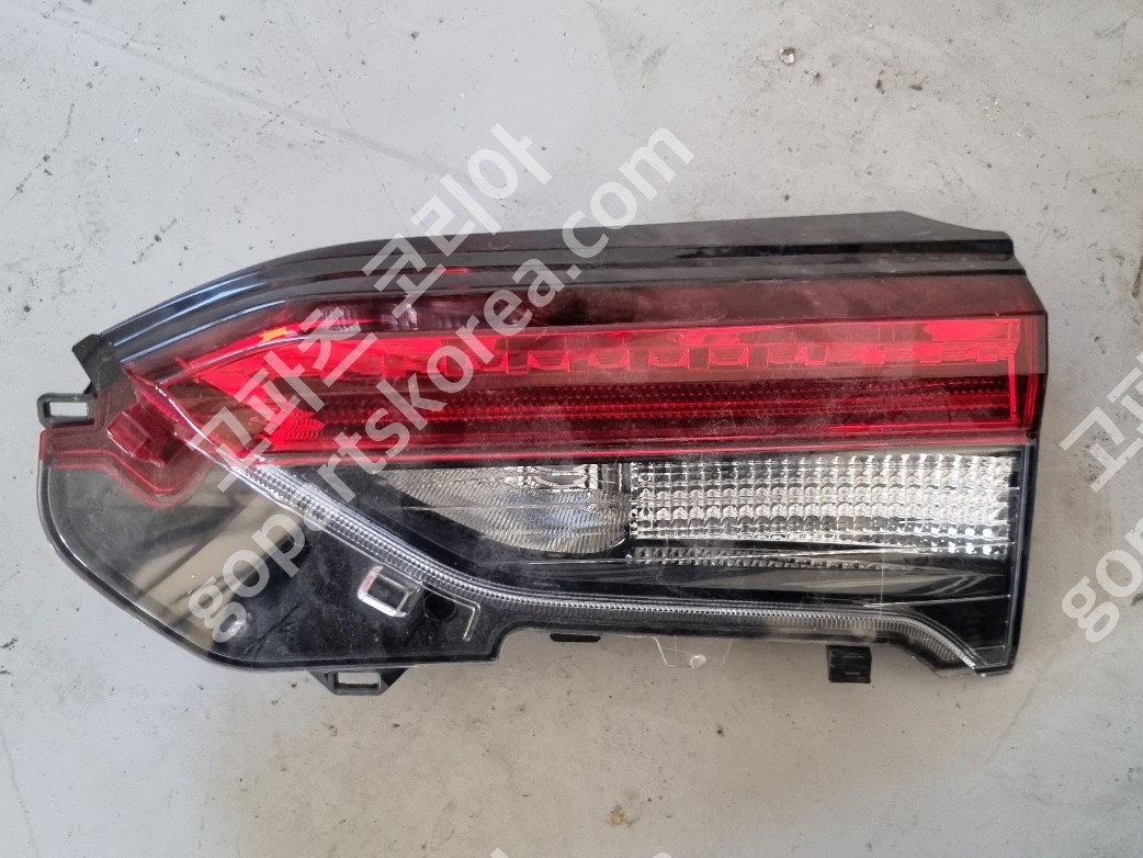 토요타 RAV4 테일램프 운전석 사진 2