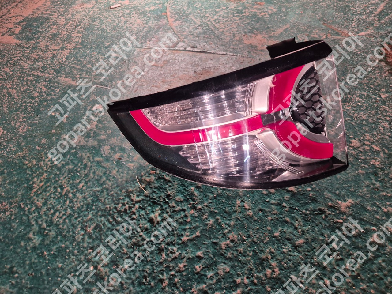 랜드로버 디스커버리 스포츠 테일램프 운전석 사진 3