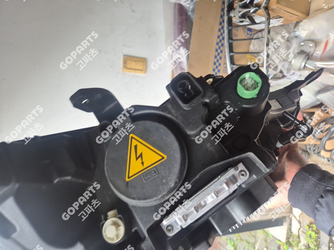 마세라티 르반떼 운전석 헤드라이트 사진 4