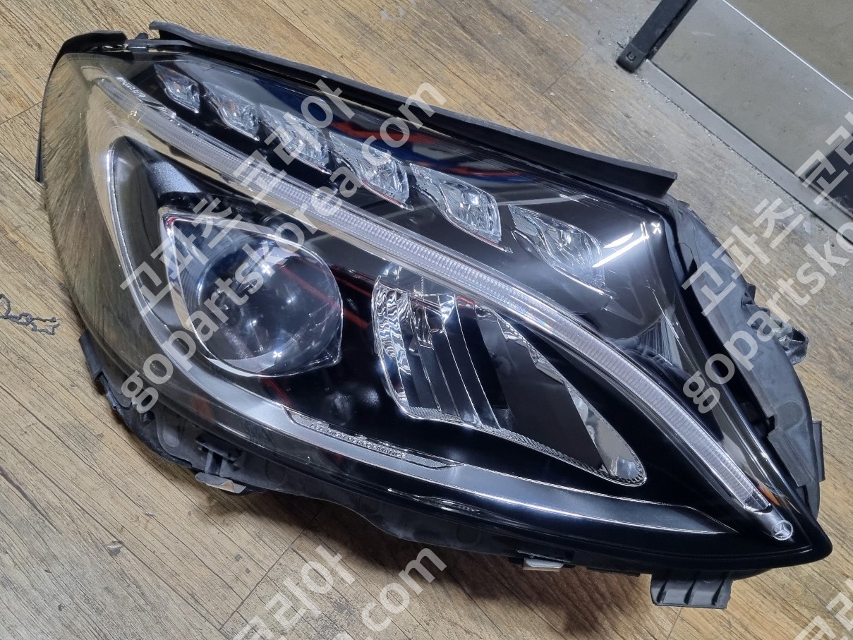 벤츠 C클래스 W205 전기 헤드라이트 조수석 사진 4