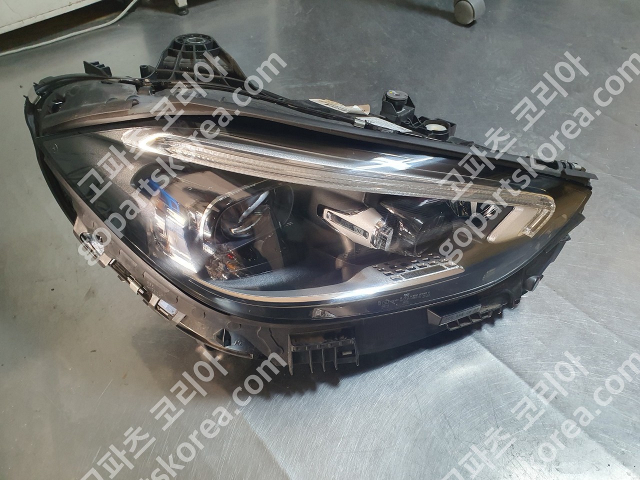 벤츠 C클래스 W206 전기 헤드라이트 조수석 사진 4
