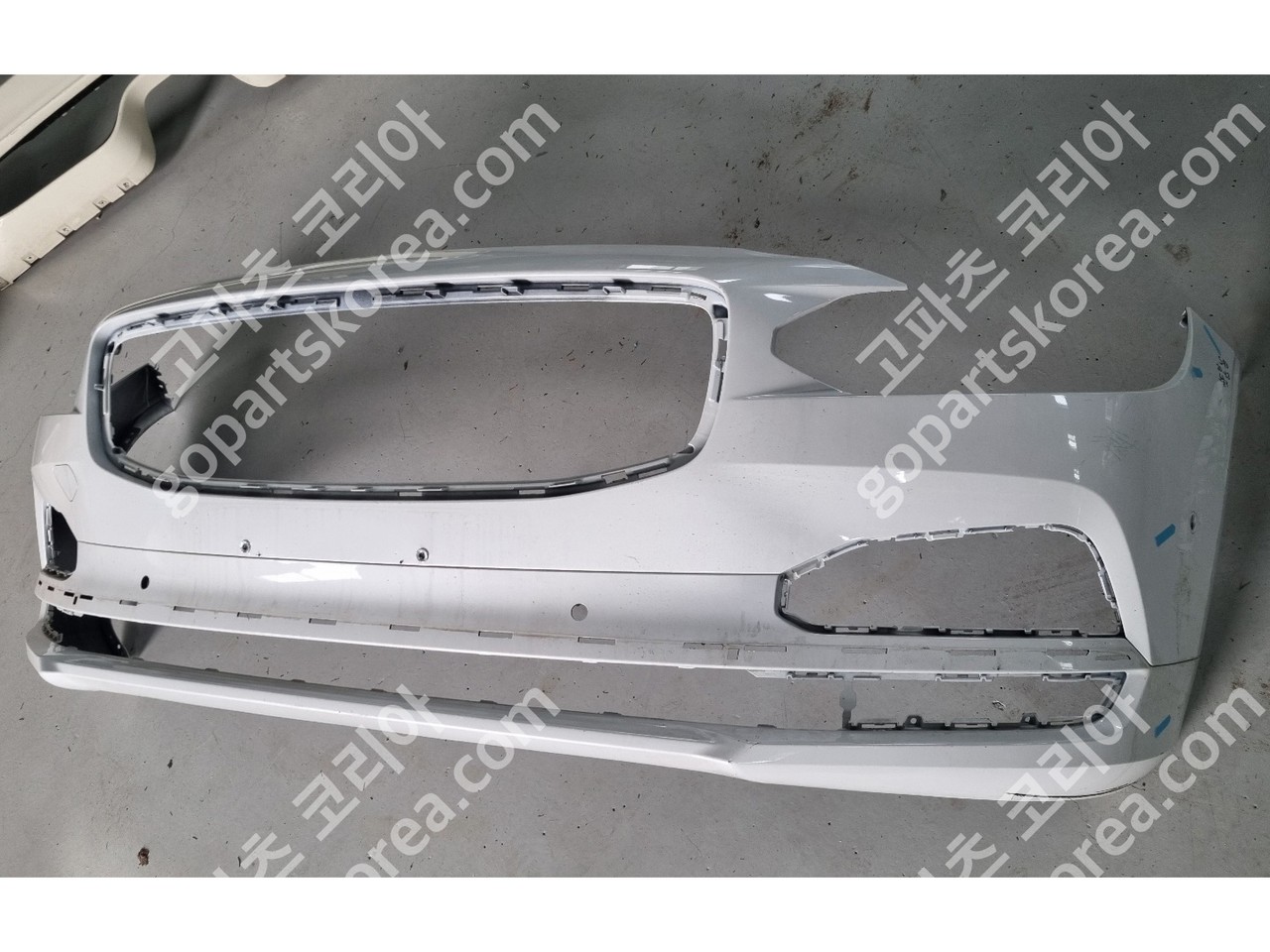 볼보 S90 후기 앞범퍼 상단 물노즐X타입 센서4구 하단 사진 2