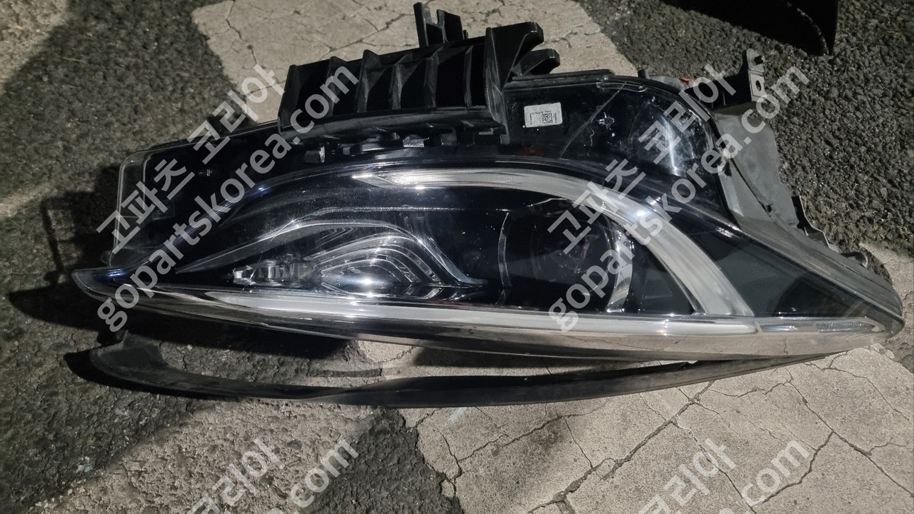 인피니티 Q30 헤드라이트 조수석 LED 중고
