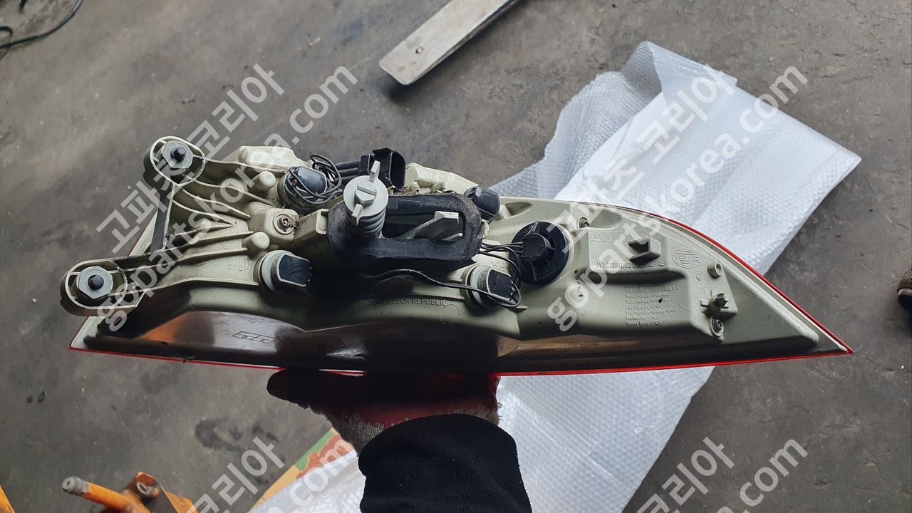 재규어 XE X760 테일램프 운전석 사진 2