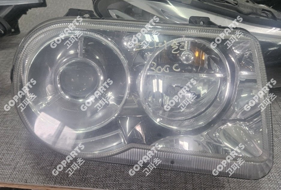 크라이슬러 300C 조수석제논헤드라이트 전조등램프 중고