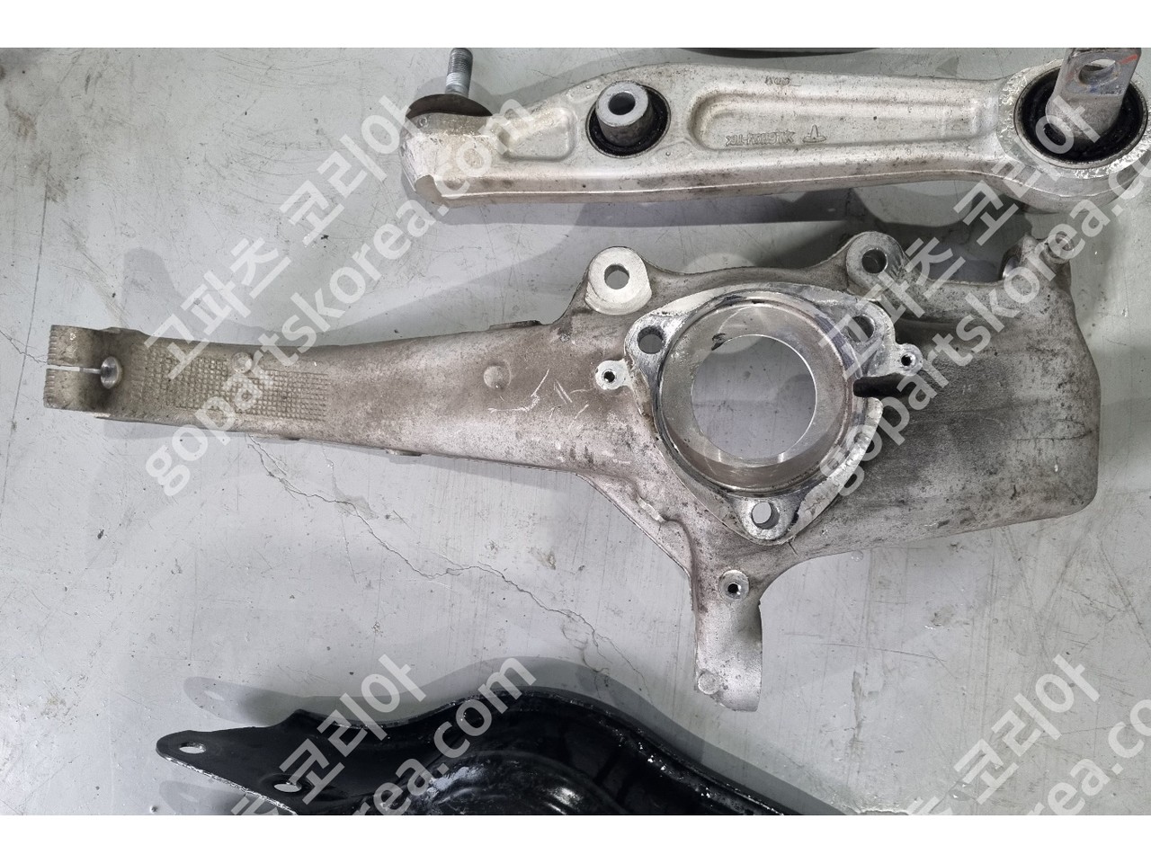 테슬라 모델3 하체 운전석 스티어링너클 사진 2