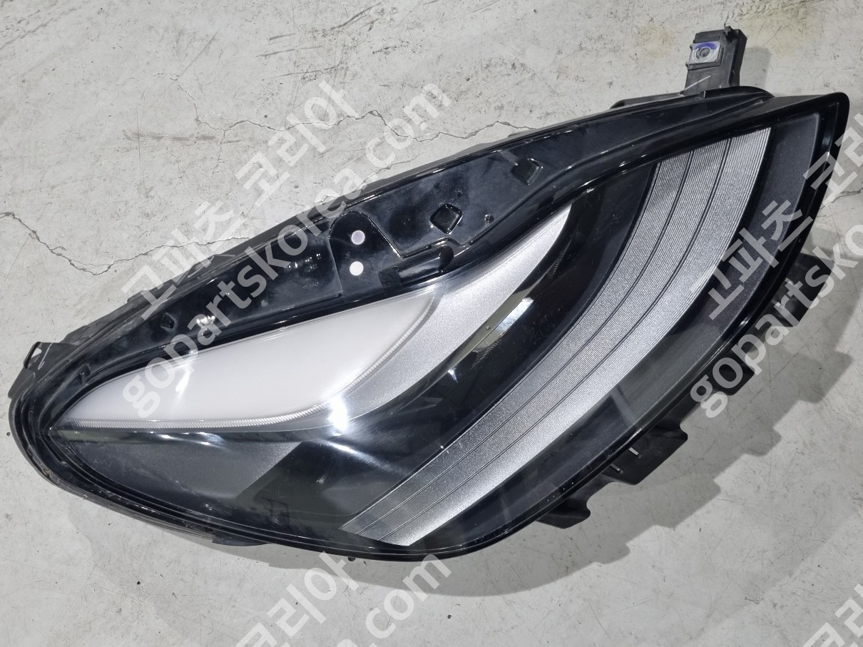 테슬라 모델3 후기 헤드라이트 조수석 매트릭스 사진 2