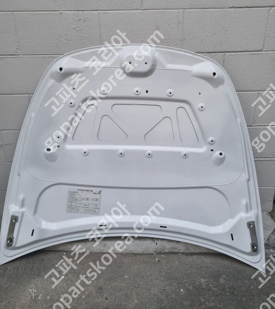 테슬라 모델Y 본네트 사진 2