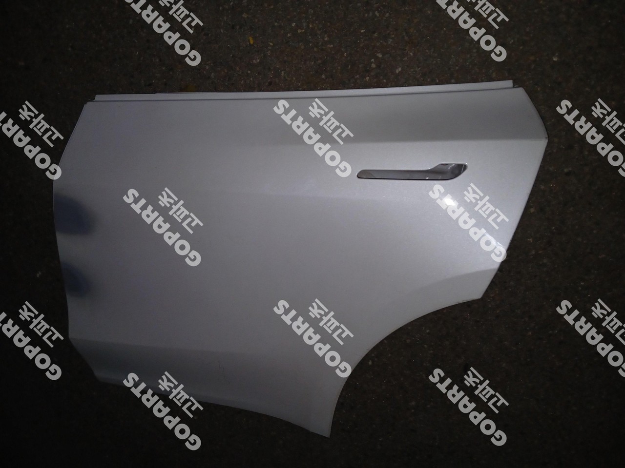 테슬라 모델Y 운전석뒷도어 사진 3