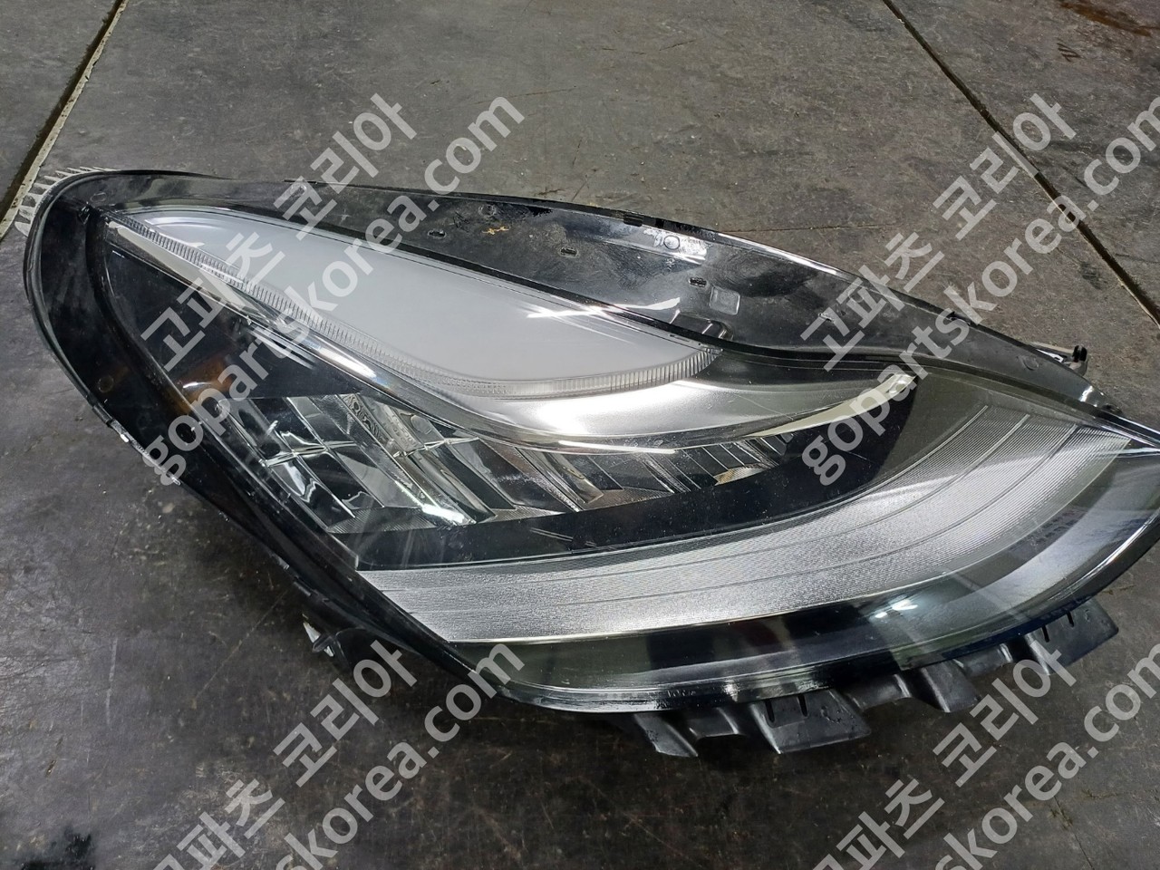 테슬라 모델Y 전기 헤드라이트 조수석 사진 3