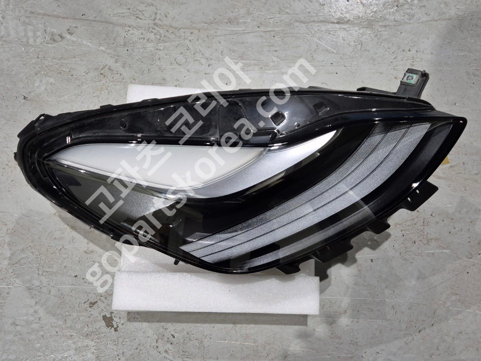 테슬라 모델Y 헤드라이트 3핀 사진 3