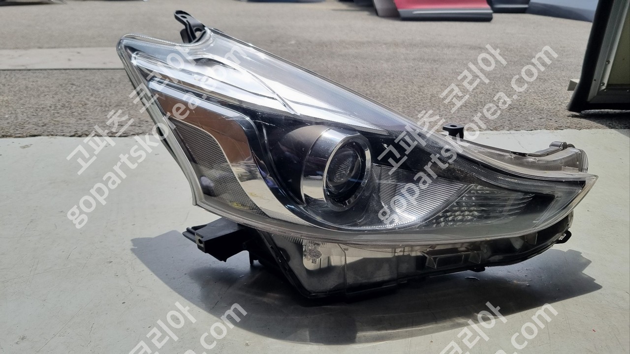 토요타 프리우스V 헤드라이트 조수석 할로겐 사진 4