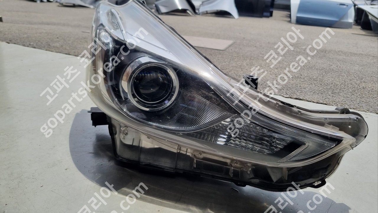 토요타 프리우스V 헤드라이트 조수석 할로겐 사진 5
