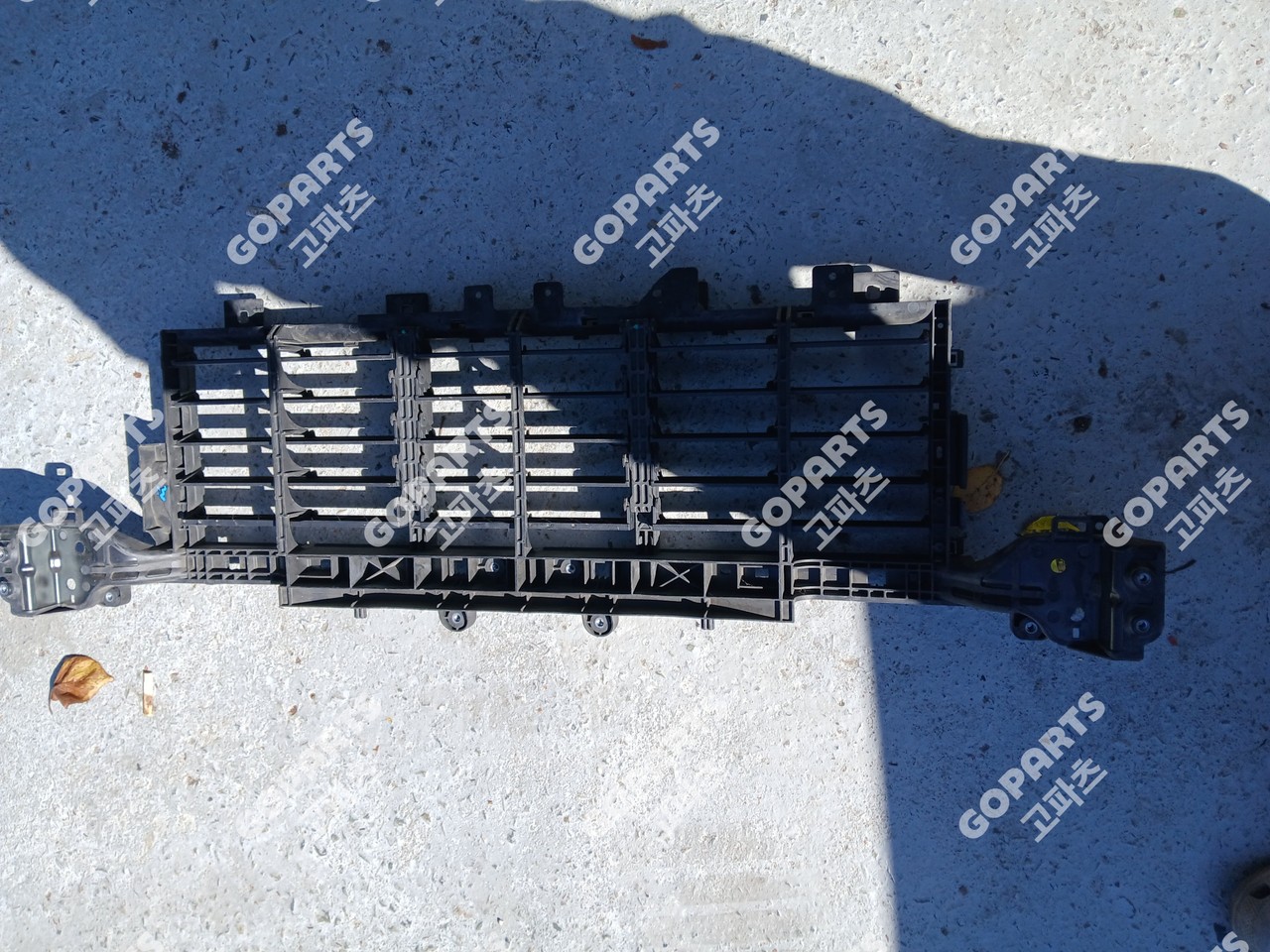 포르쉐 카이엔 9y0 9y3 전기형 전면라디에터 지지판넬 중앙 에어덕트셔터 중고