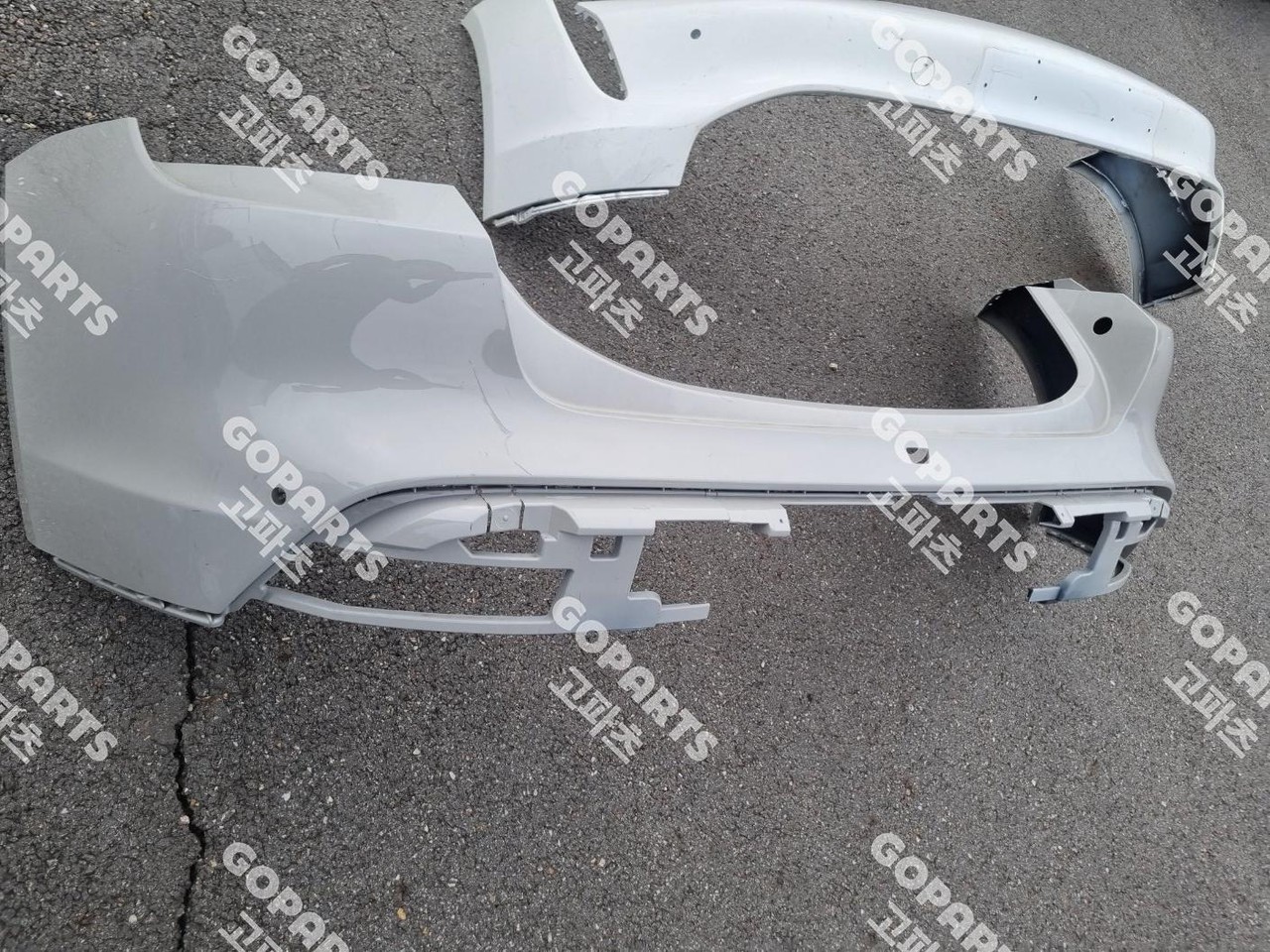 포르쉐 타이칸 뒷범퍼 일반 사진 2