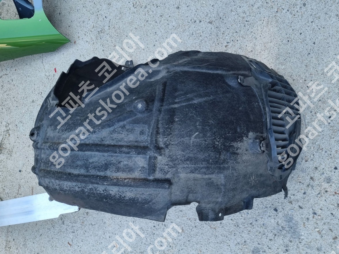 포르쉐 타이칸 부품 조수석 앞휠 가이드 사진 2