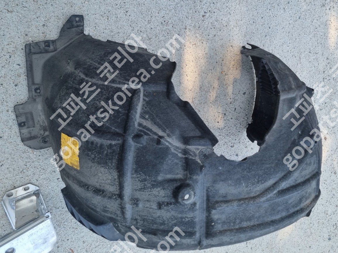 포르쉐 타이칸 부품 조수석 앞휠 가이드 사진 3