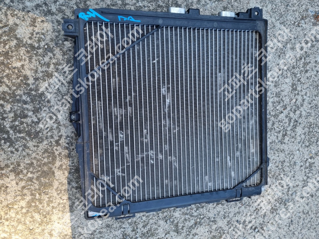 포르쉐 타이칸 부품 콘덴셔 사진 2