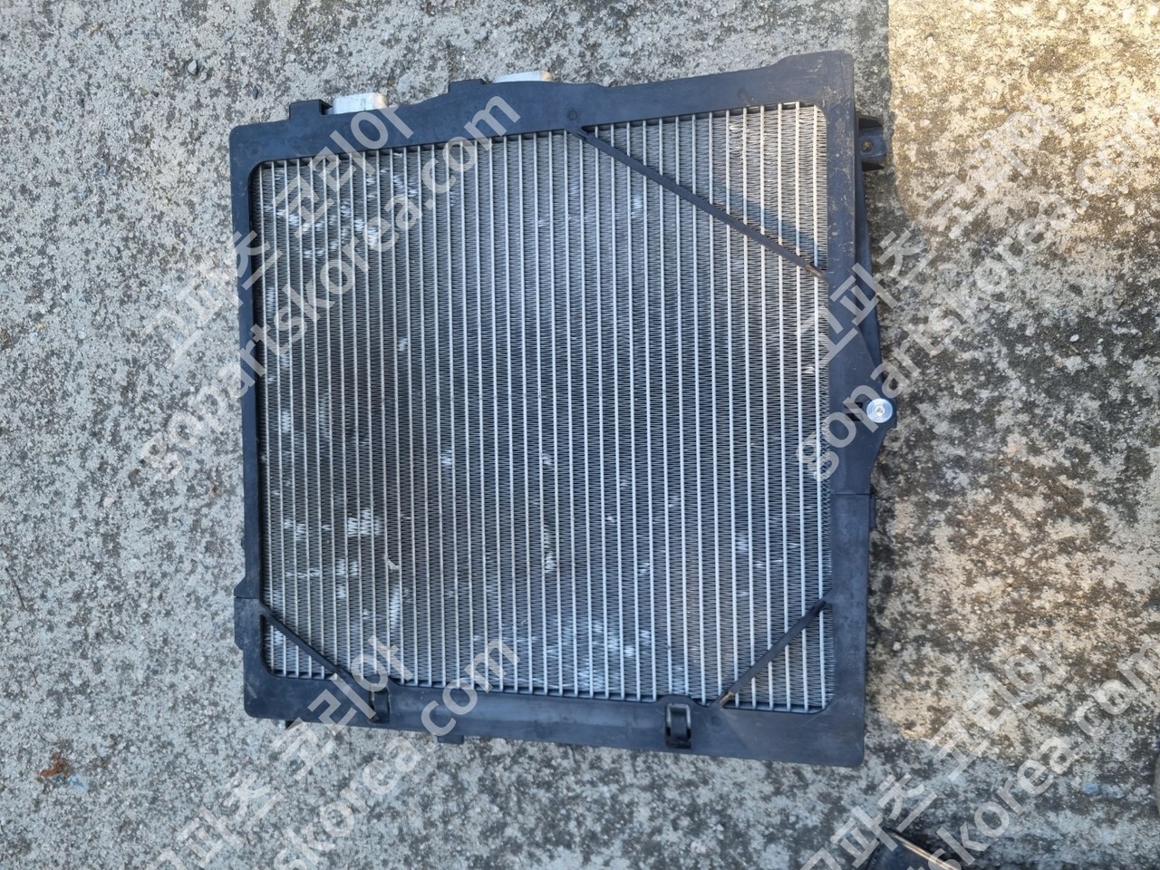 포르쉐 타이칸 부품 콘덴셔 사진 3