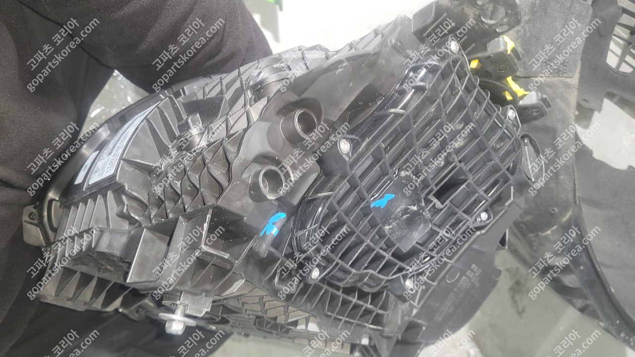 포르쉐 타이칸 헤드라이트 조수석 사진 2