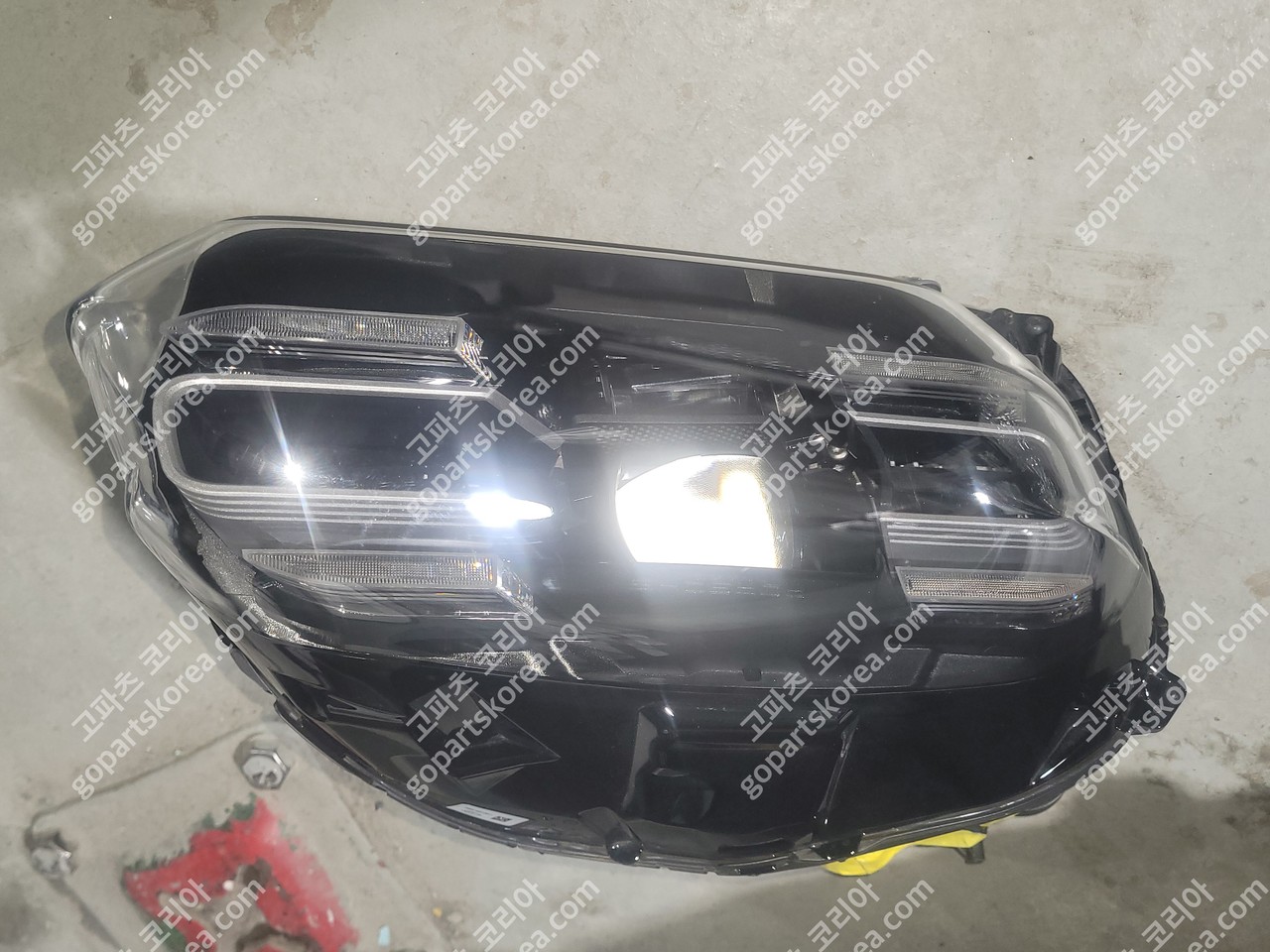포르쉐 타이칸 헤드라이트 조수석 사진 4