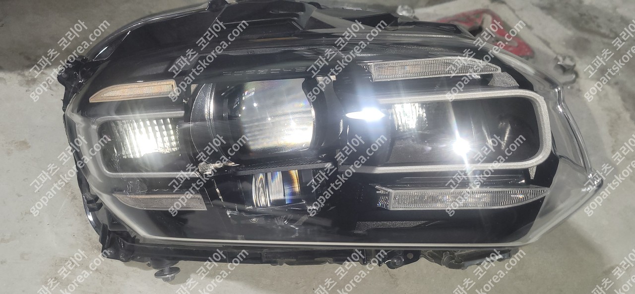 포르쉐 타이칸 헤드라이트 조수석 사진 5