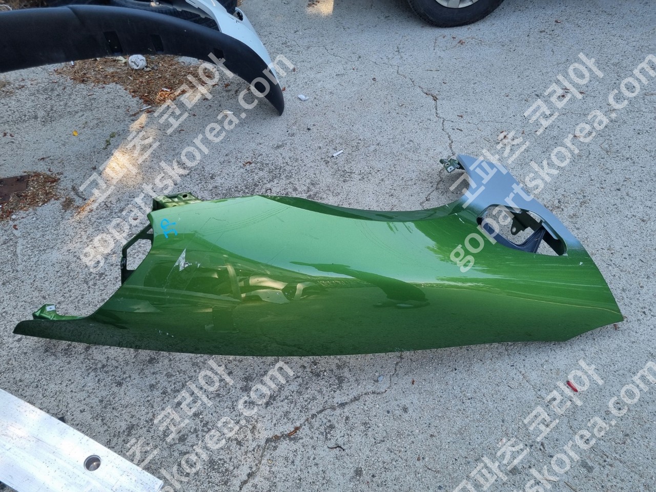 포르쉐 타이칸 휀더 조수석 앞휀더 일반타입 구멍 X 사진 2