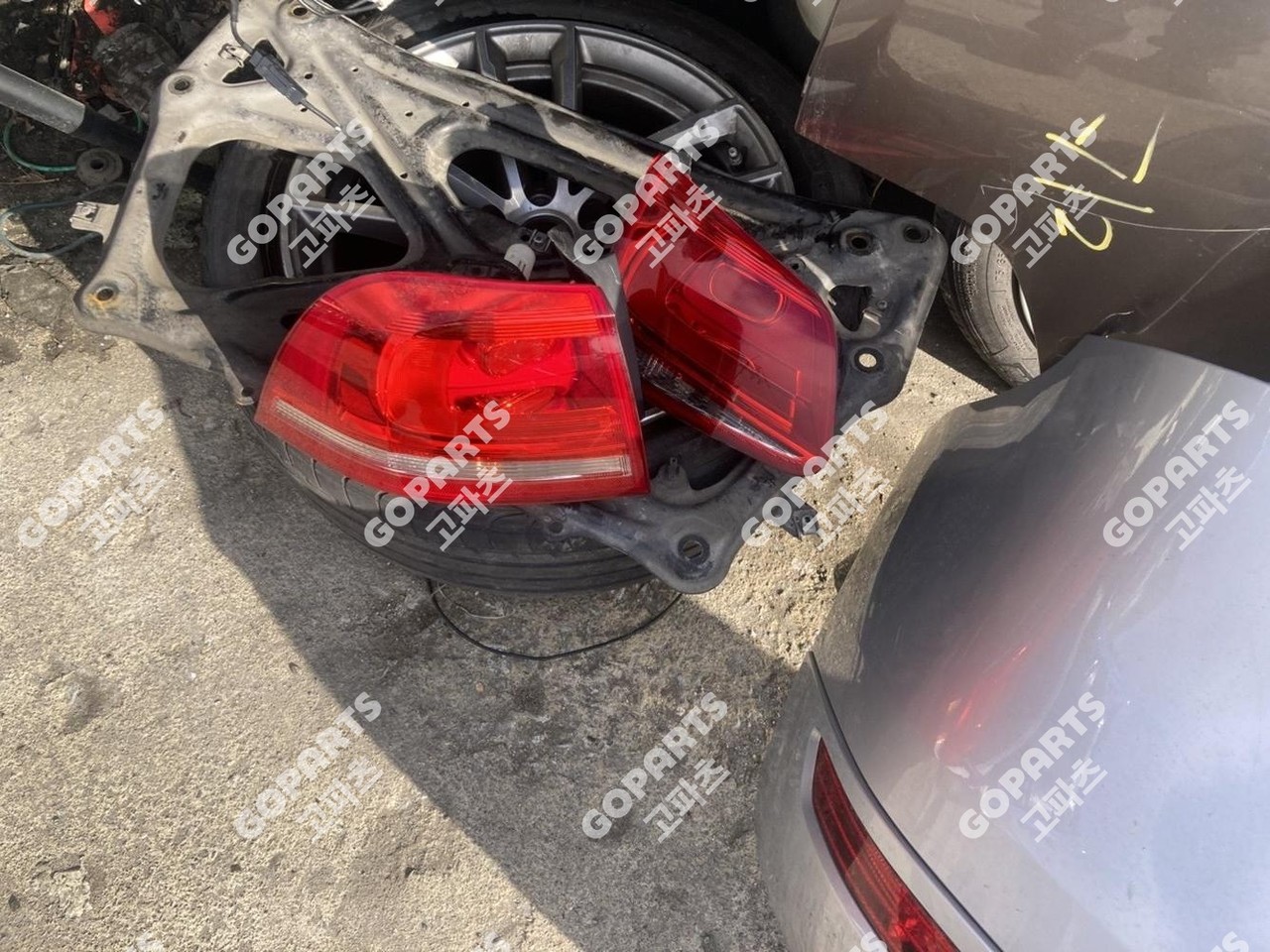 폭스바겐 투아렉 운전석 트렁크등 중고