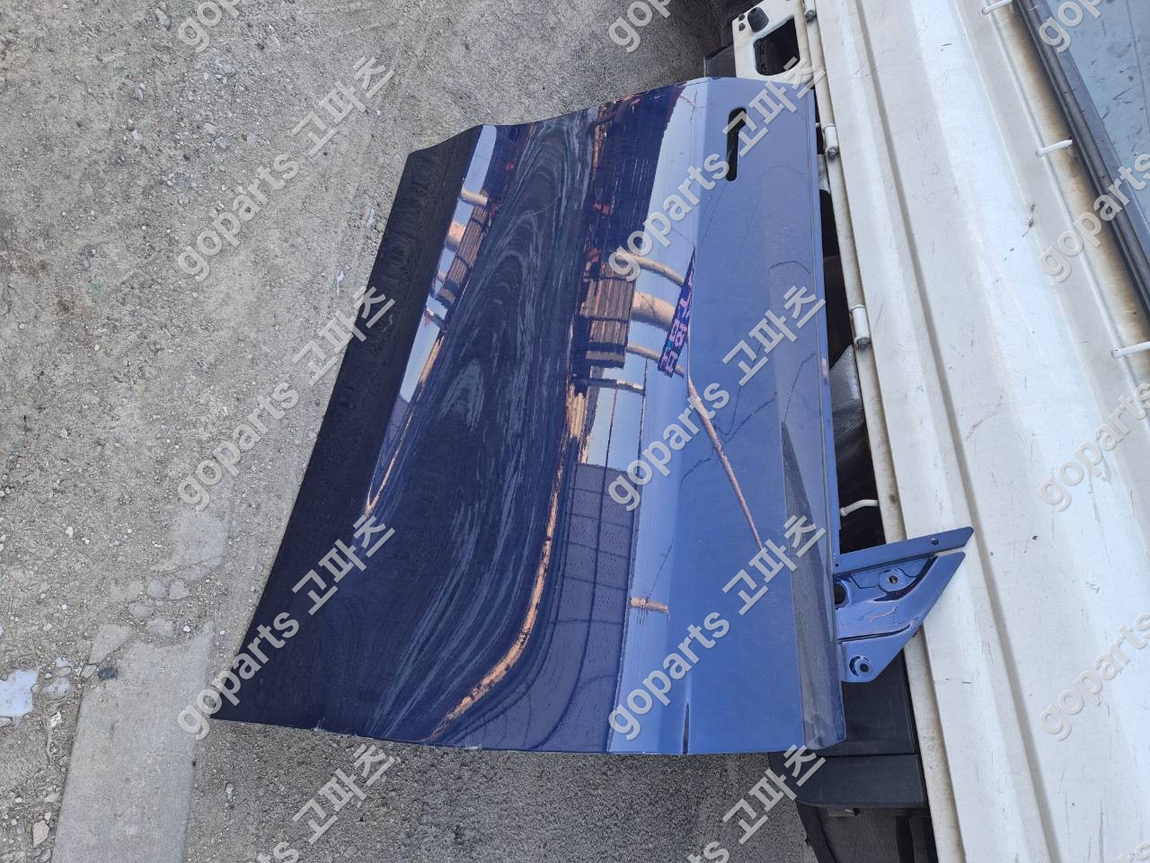 테슬라 모델Y 조수석 전도어 상세사진 2