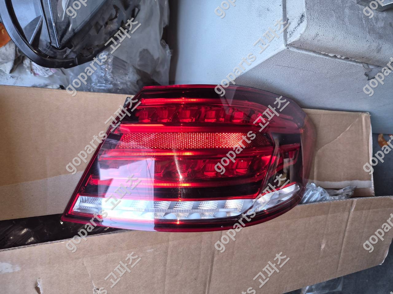 벤츠 E클래스 W212 후기형 조수석 후미등 교체 후기: 완벽 수리를 위한 선택!