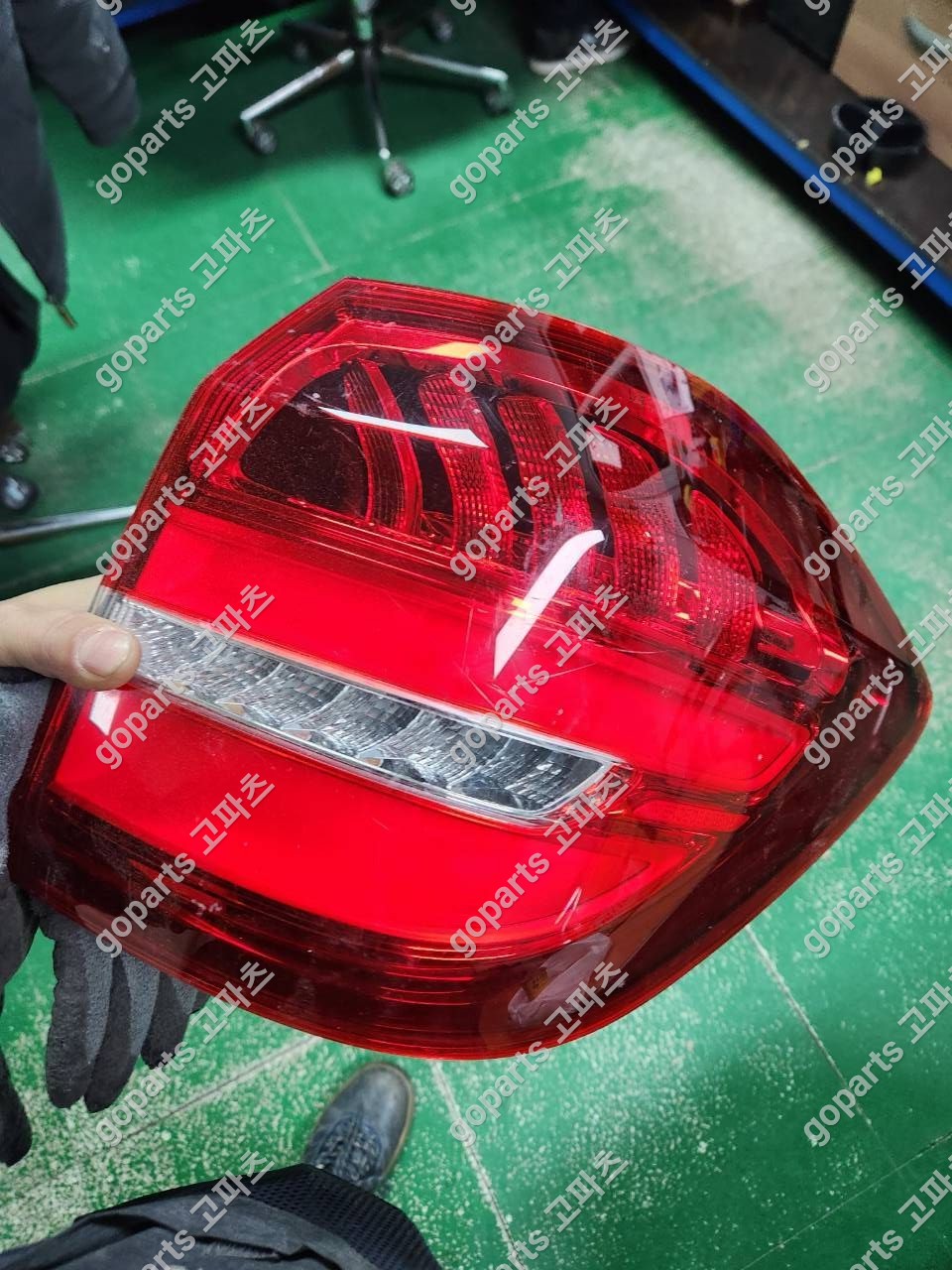 벤츠 GLS W166 X166 조수석 후미등 교체 납품 후기: 완벽 수리를 위한 선택