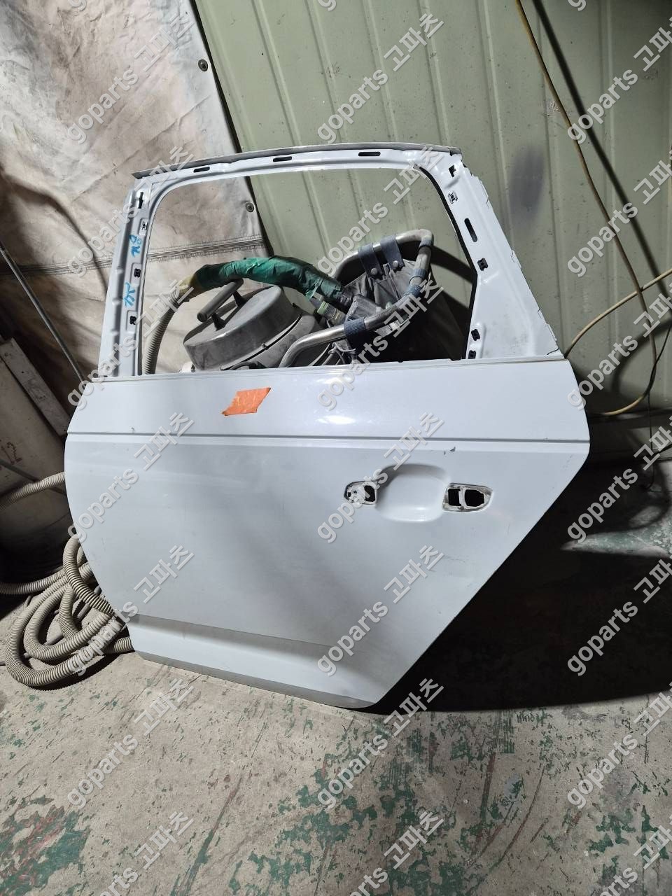 아우디 A4 8W B9 운전석 뒷문 상세사진 2