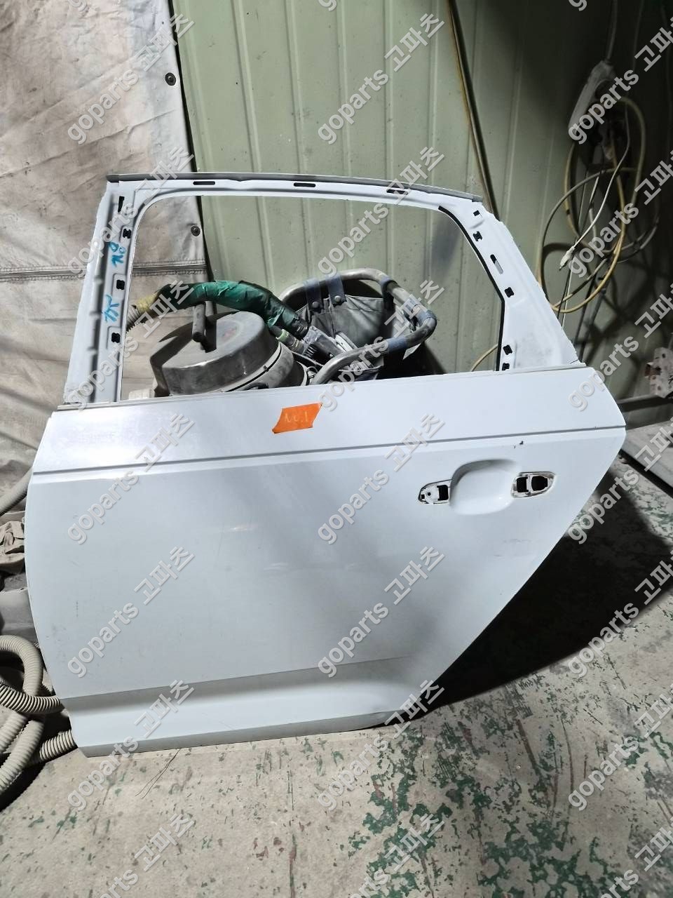 아우디 A4 8W B9 운전석 뒷문짝 교체 후기: 꼼꼼한 부품 전문가의 선택