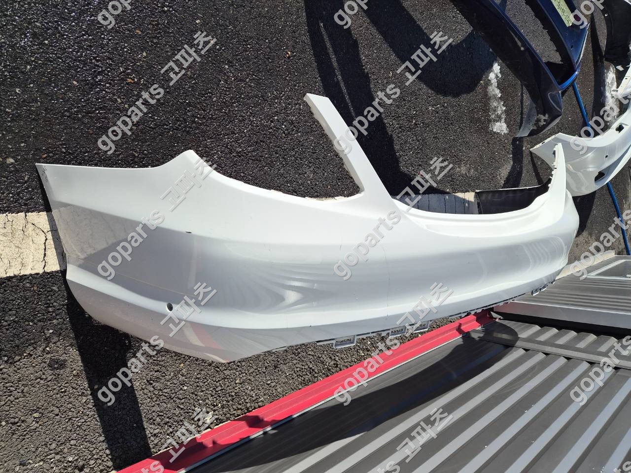 벤츠 W205 C클래스 후범퍼 (일반타입, 사이드크롬x, 레이더브라켓블랙타입) 상세사진 3