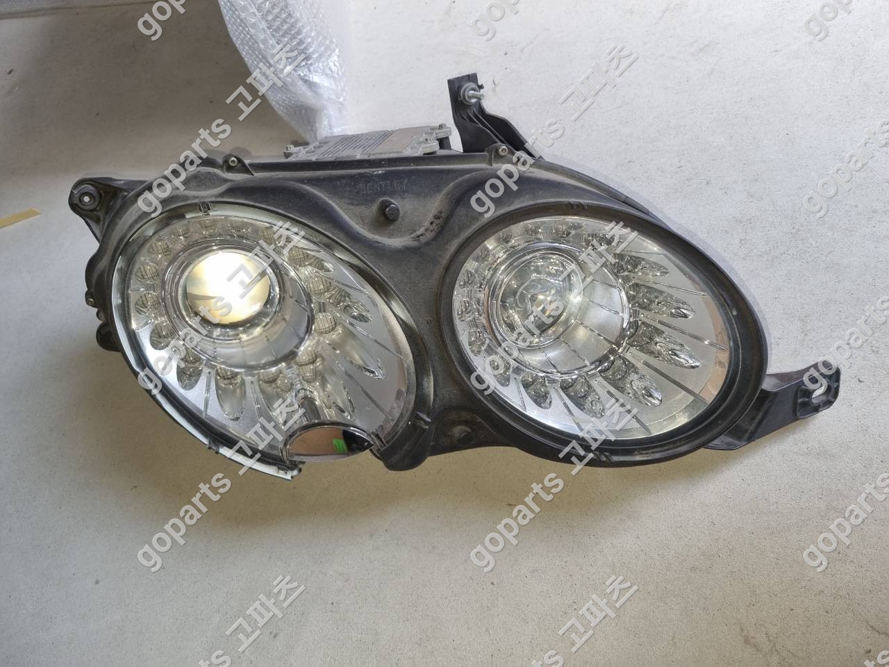 벤틀리 플라잉스퍼 조수석 헤드라이트 중고 교체 납품 후기 – 완벽 수리를 위한 선택