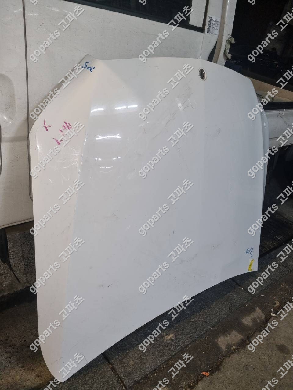 벤츠 W205 C클래스 본넷 상세사진 2