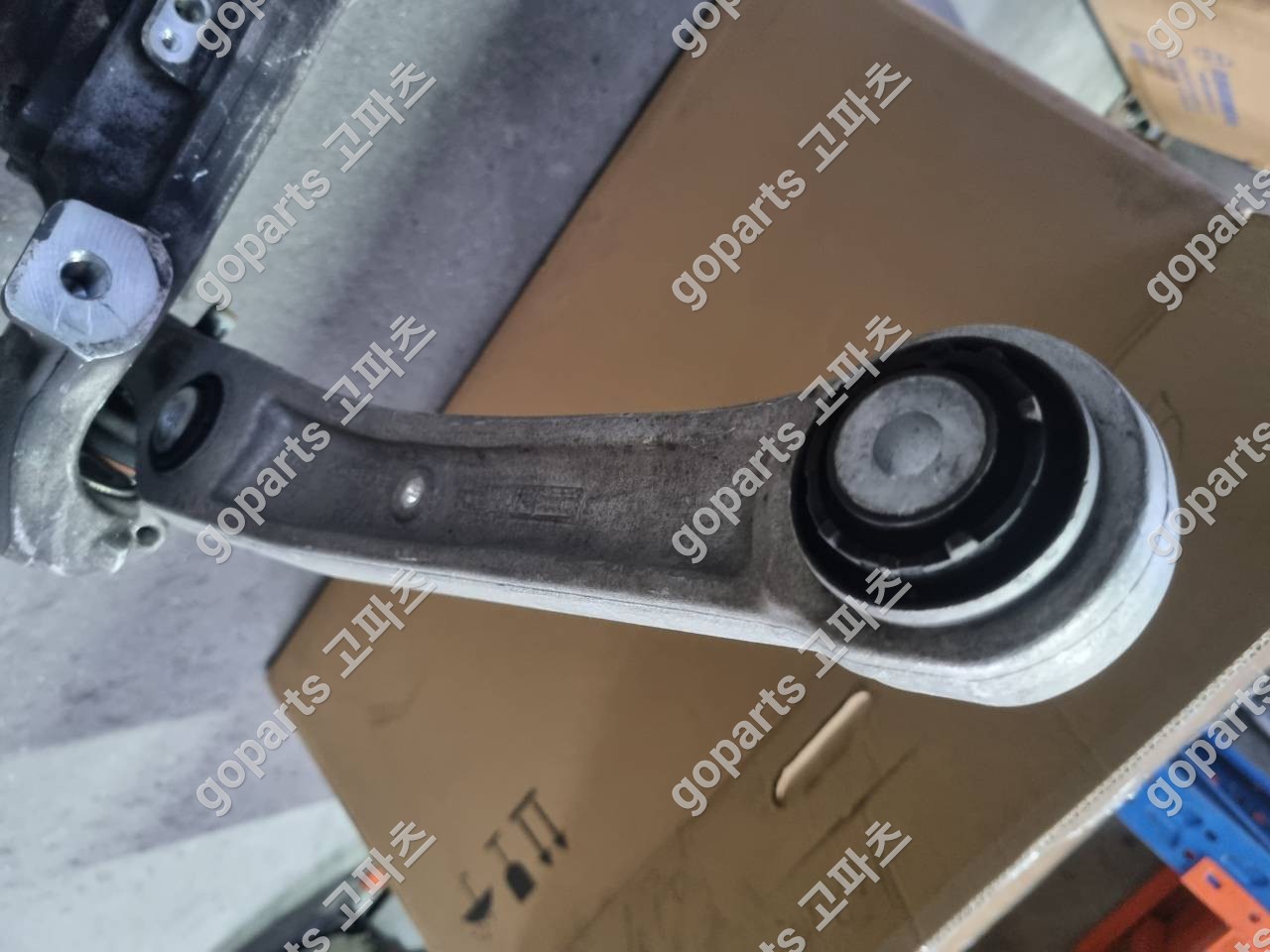 포르쉐 카이엔 9Y0 운전석 앞 컨트롤암 4M0407155E 상세사진 3