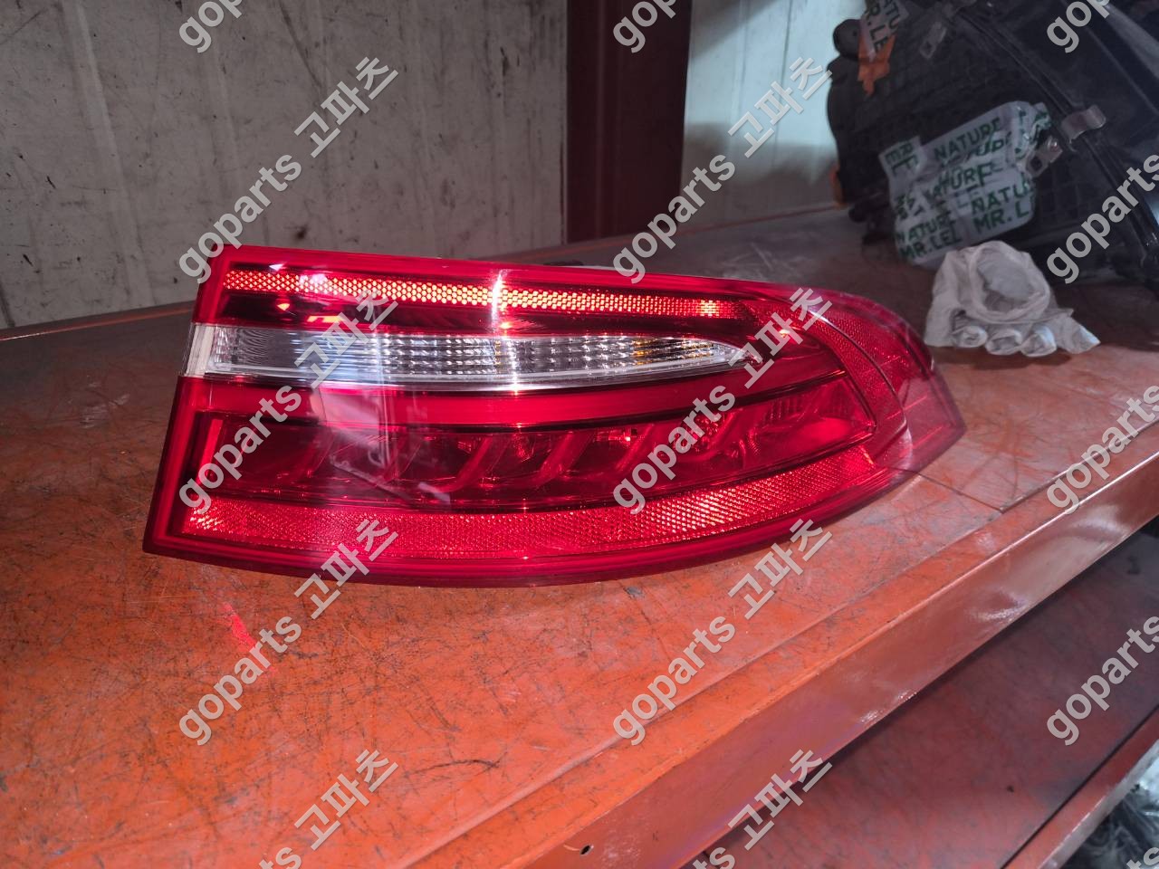 재규어 XE 조수석 리어테일라이트 교체 후기: 꼼꼼한 검수와 완벽한 납품