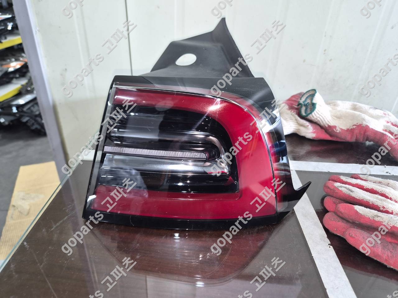 테슬라 모델 Y 조수석 후미등 교체 후기: 완벽 수리를 위한 선택