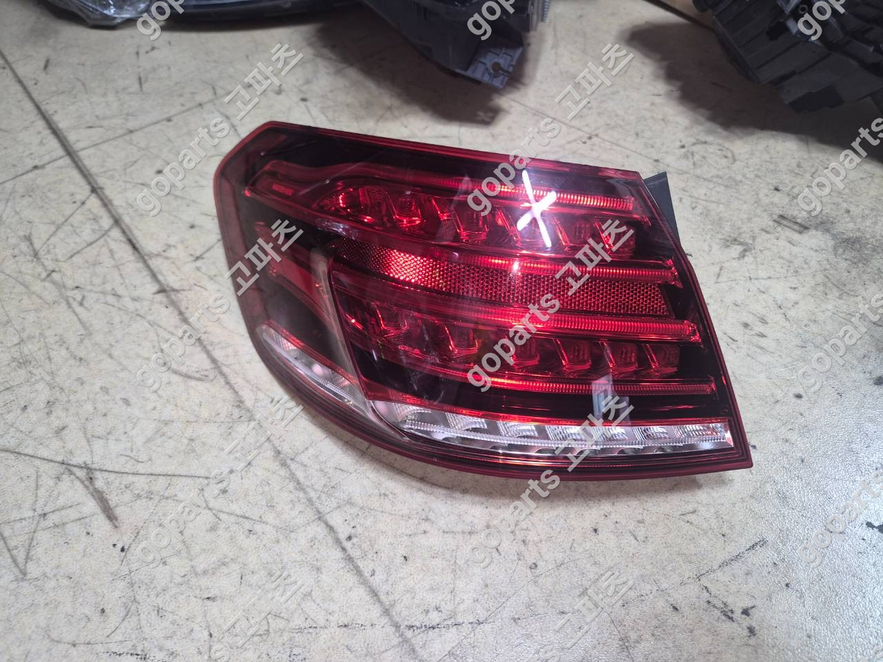 벤츠 E클래스 W212 후미등 운전석 교체 후기: 2013-2016 후기형 테일램프 납품