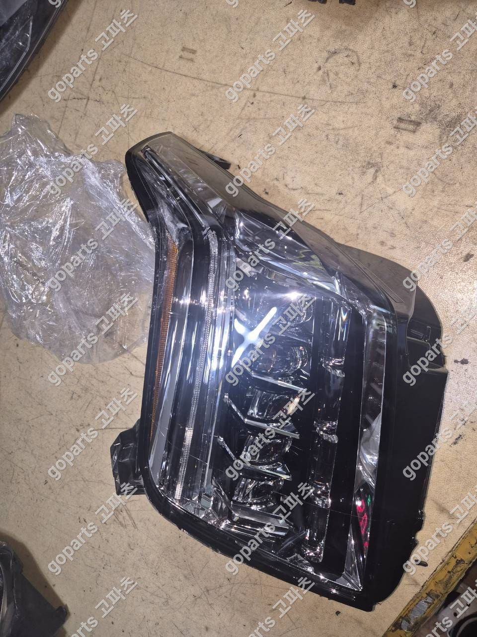 캐딜락 에스컬레이드 4세대 조수석 헤드라이트 상세사진 4