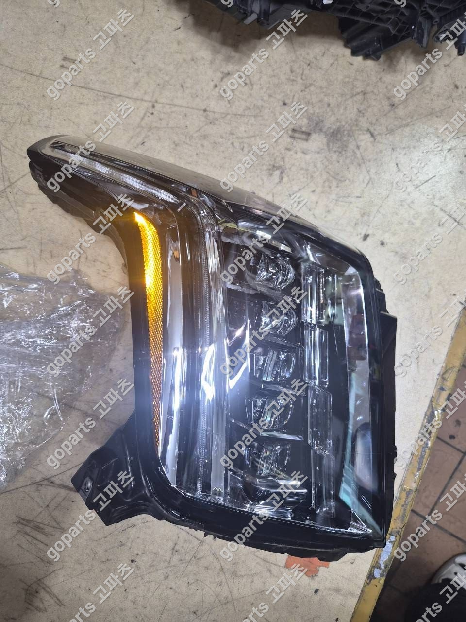 캐딜락 에스컬레이드 4세대 조수석 헤드라이트 상세사진 5