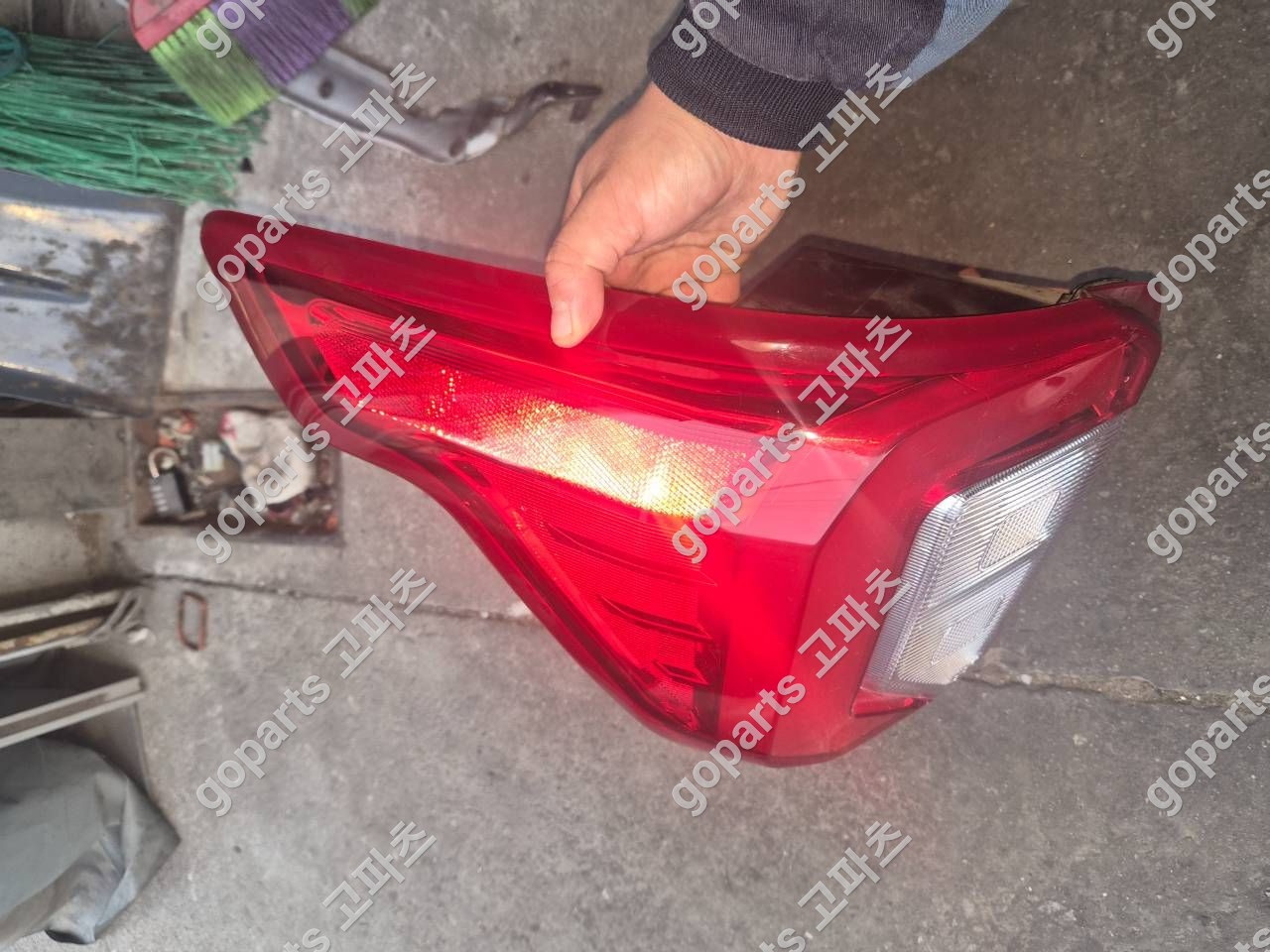 포드 익스플로러 6세대 운전석 후미등 상세사진 3