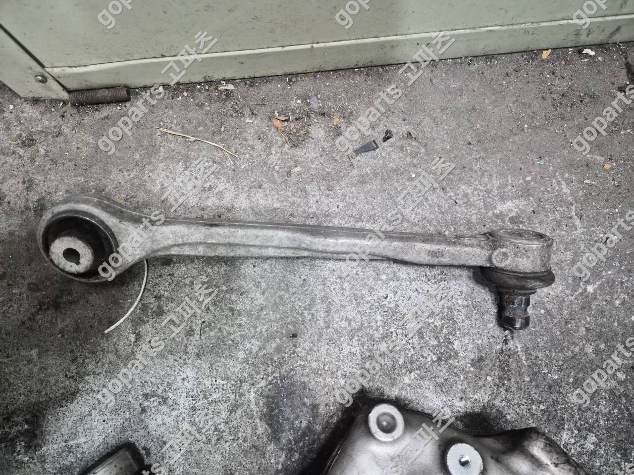 포르쉐 카이엔 9Y0 조수석 앞 어퍼암 서스펜션 상세사진 2