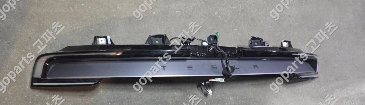 테슬라 모델 Y 2세대 쥬니퍼 트렁크등 중고 부품 교체 후기: 완벽 수리를 위한 선택