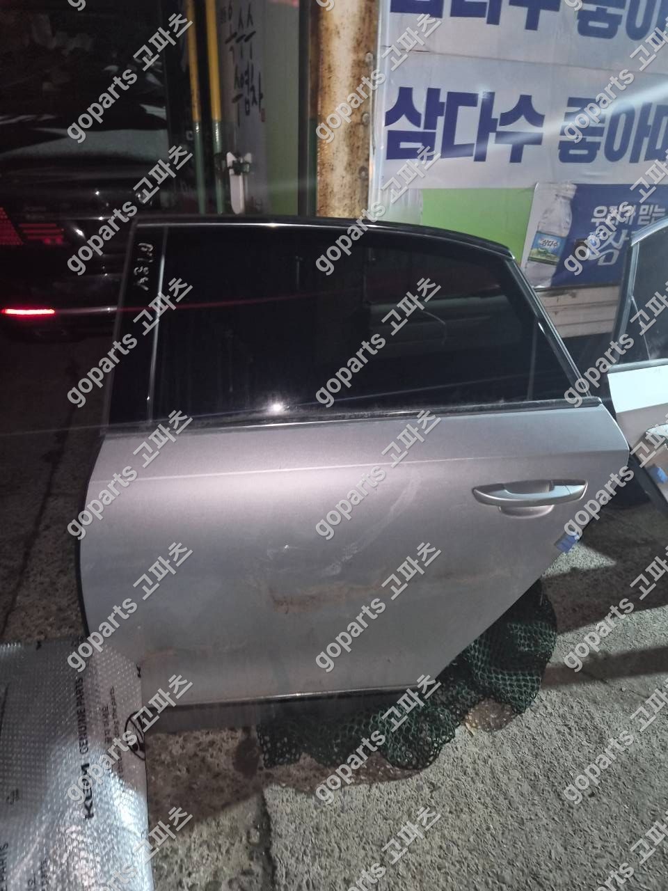 폭스바겐 파사트 7세대 운전석 뒤 도어 상세사진 2