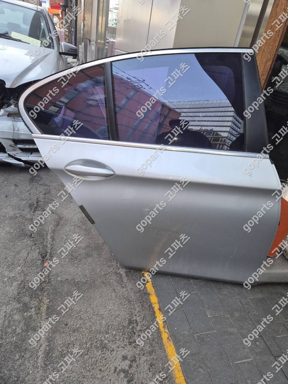 BMW 5시리즈 F10 조수석 뒷문 교체 후기: 꼼꼼한 부품 전문가의 선택