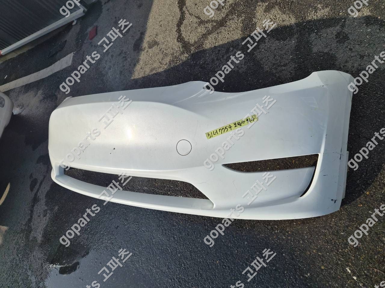 테슬라 모델 Y 흰색 전범퍼 상세사진 2