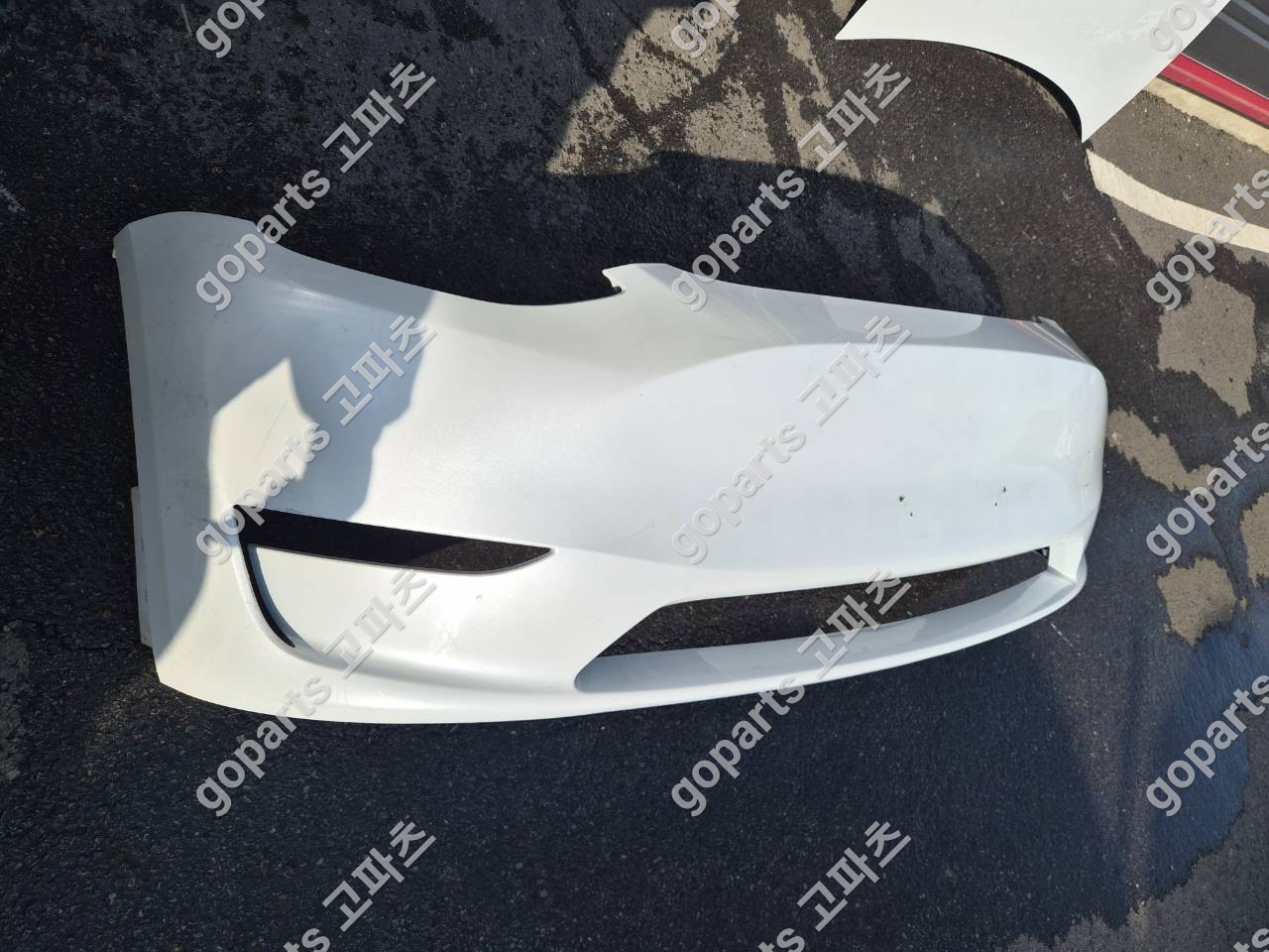 테슬라 모델 Y 흰색 전범퍼 상세사진 3